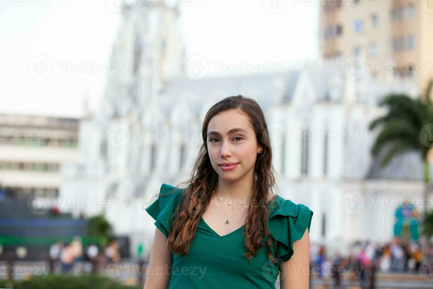 bellissimo turista ragazza a il ortiz ponte con la ermita Chiesa su sfondo nel il città di cali nel Colombia foto