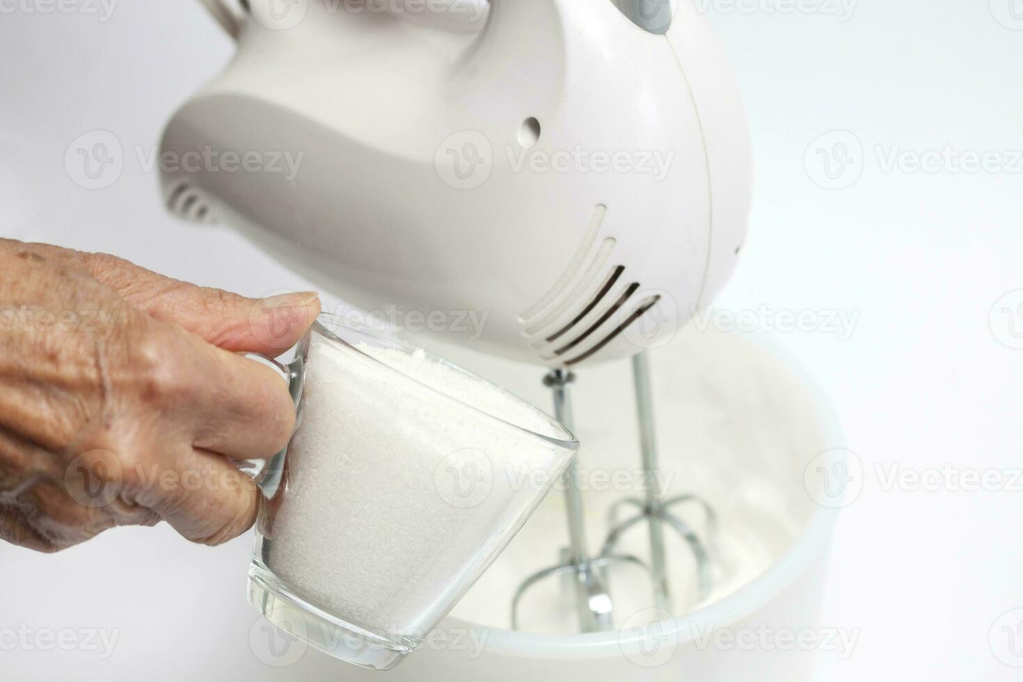 aggiungendo zucchero per uovo bianchi neve foto