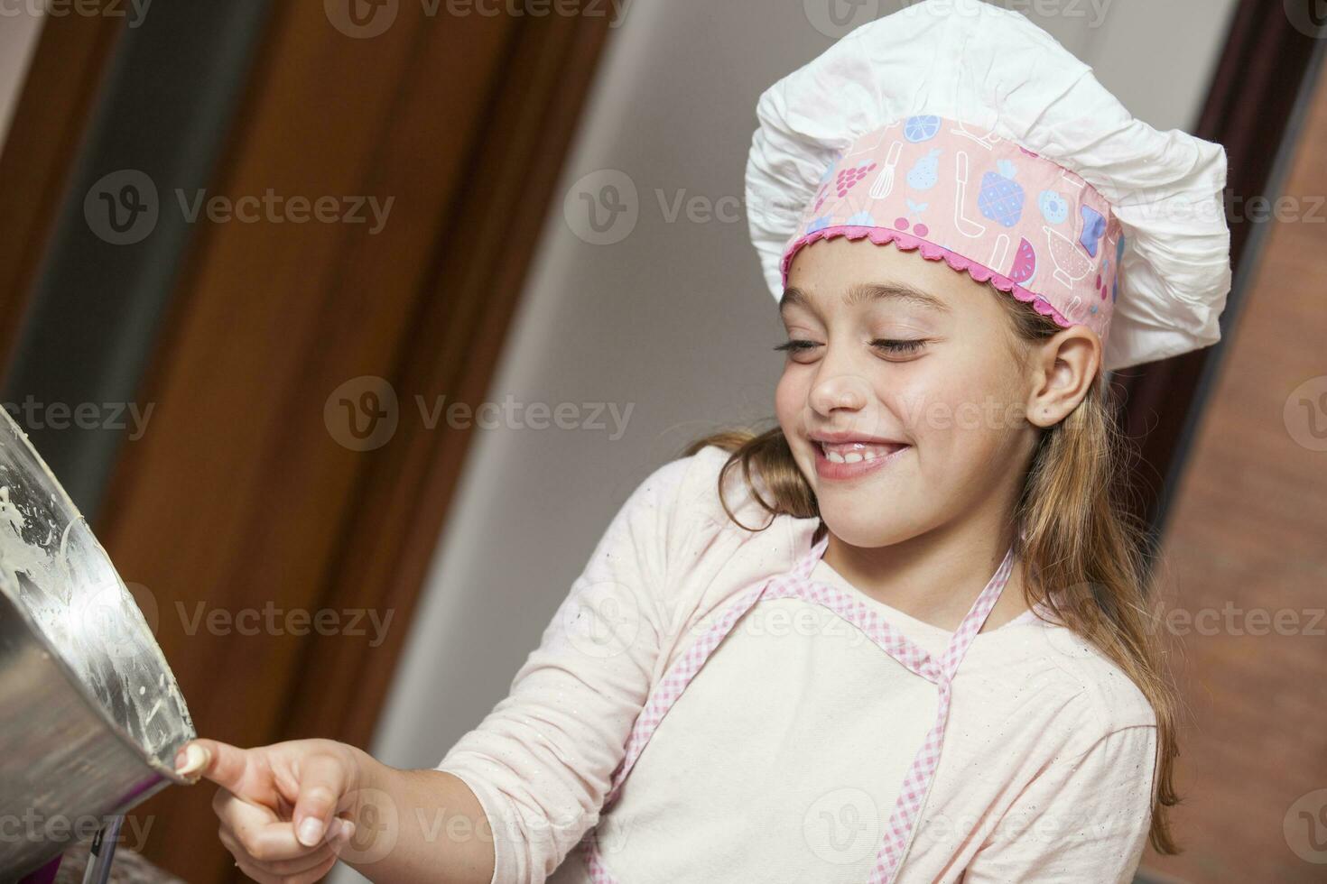 bellissimo bionda ragazza cottura al forno cupcakes e avendo divertimento a casa foto