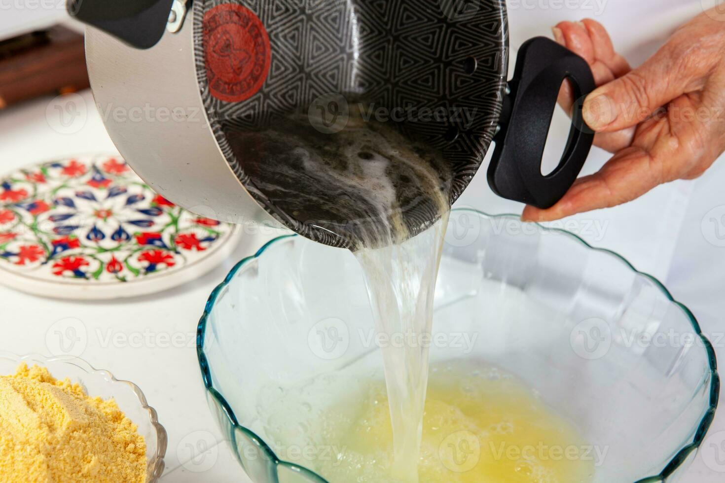 preparazione di il tradizionale piatto a partire dal il caraibico costa nel Colombia chiamato arepa de huevo o uovo arepa foto