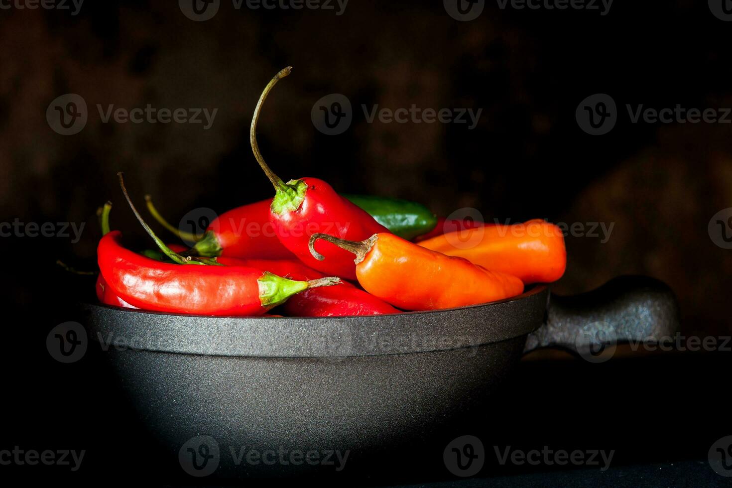 rosso caldo chili peperoni su nero sfondo foto