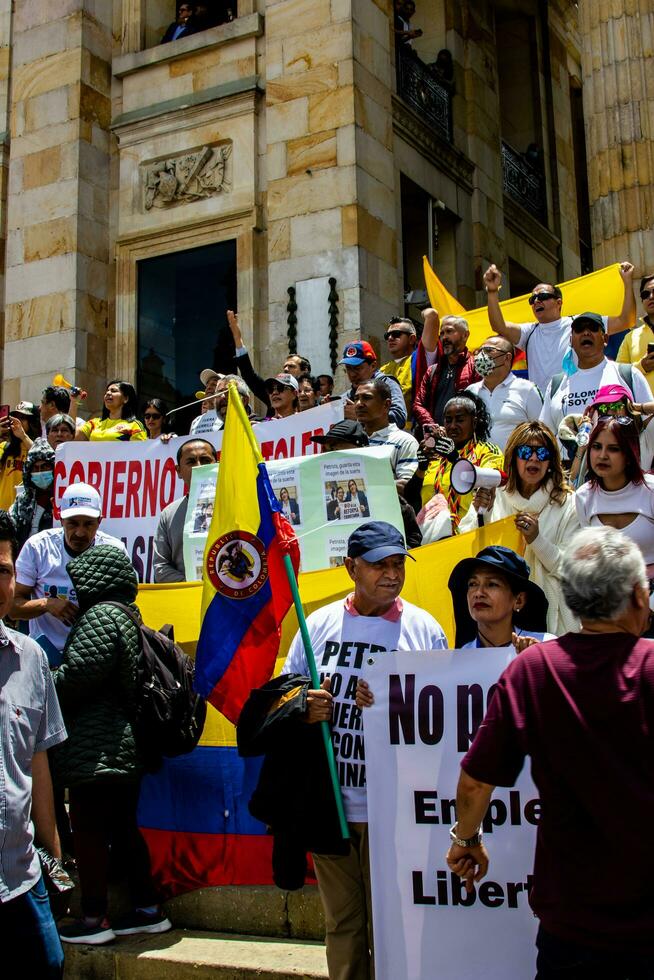 bogotà, Colombia, 2022. tranquillo, calmo protesta marce nel bogotà Colombia contro il governo di gustavo petrò. foto
