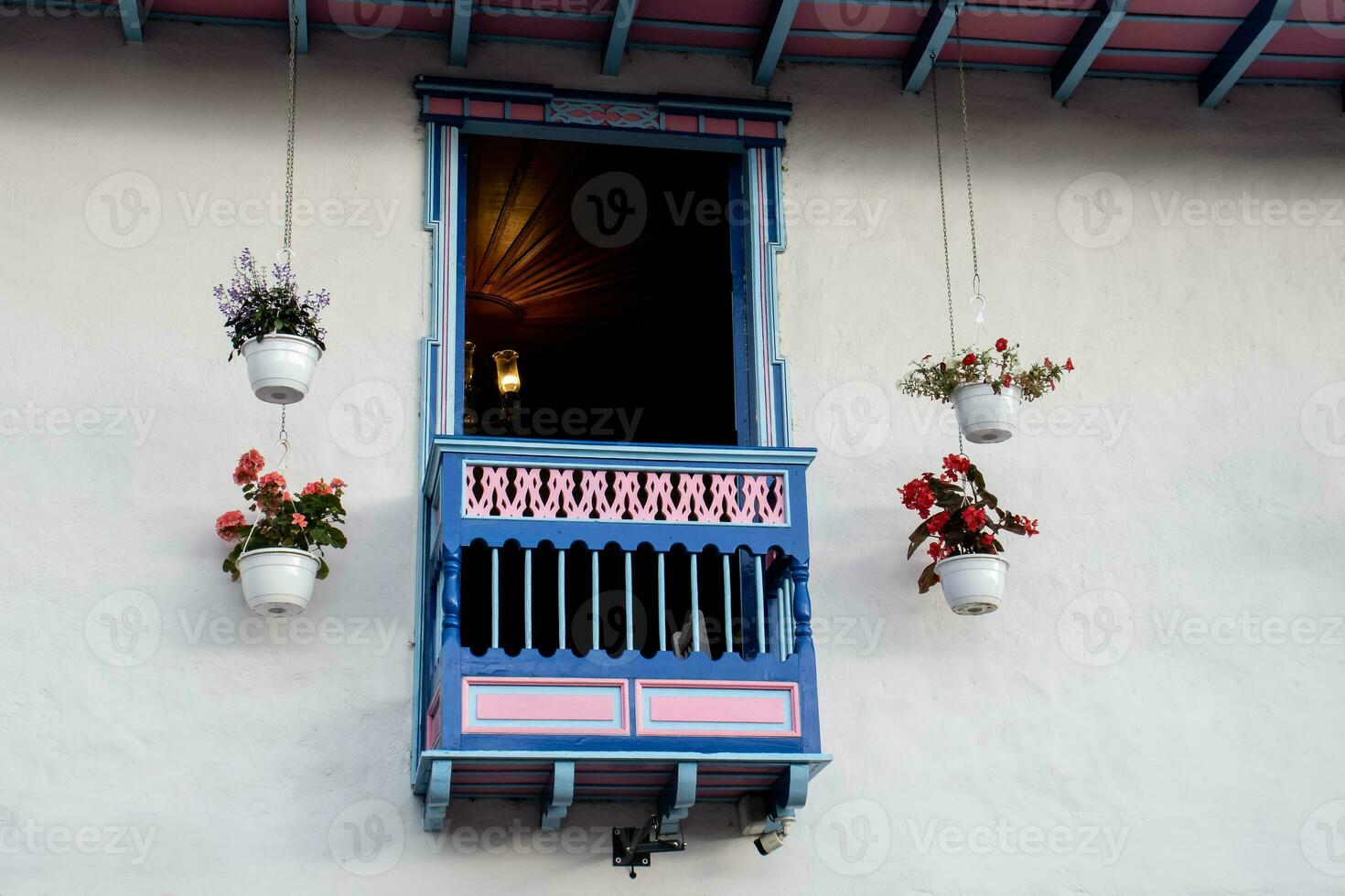 bellissimo balcone a il tradizionale colorato strade di il bellissimo coloniale cittadina di salento nel il regione di quindio nel Colombia foto