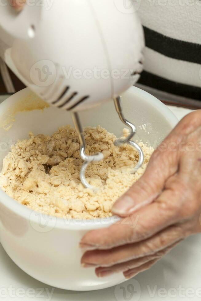 miscelazione biscotti Impasto con un' mano miscelatore foto