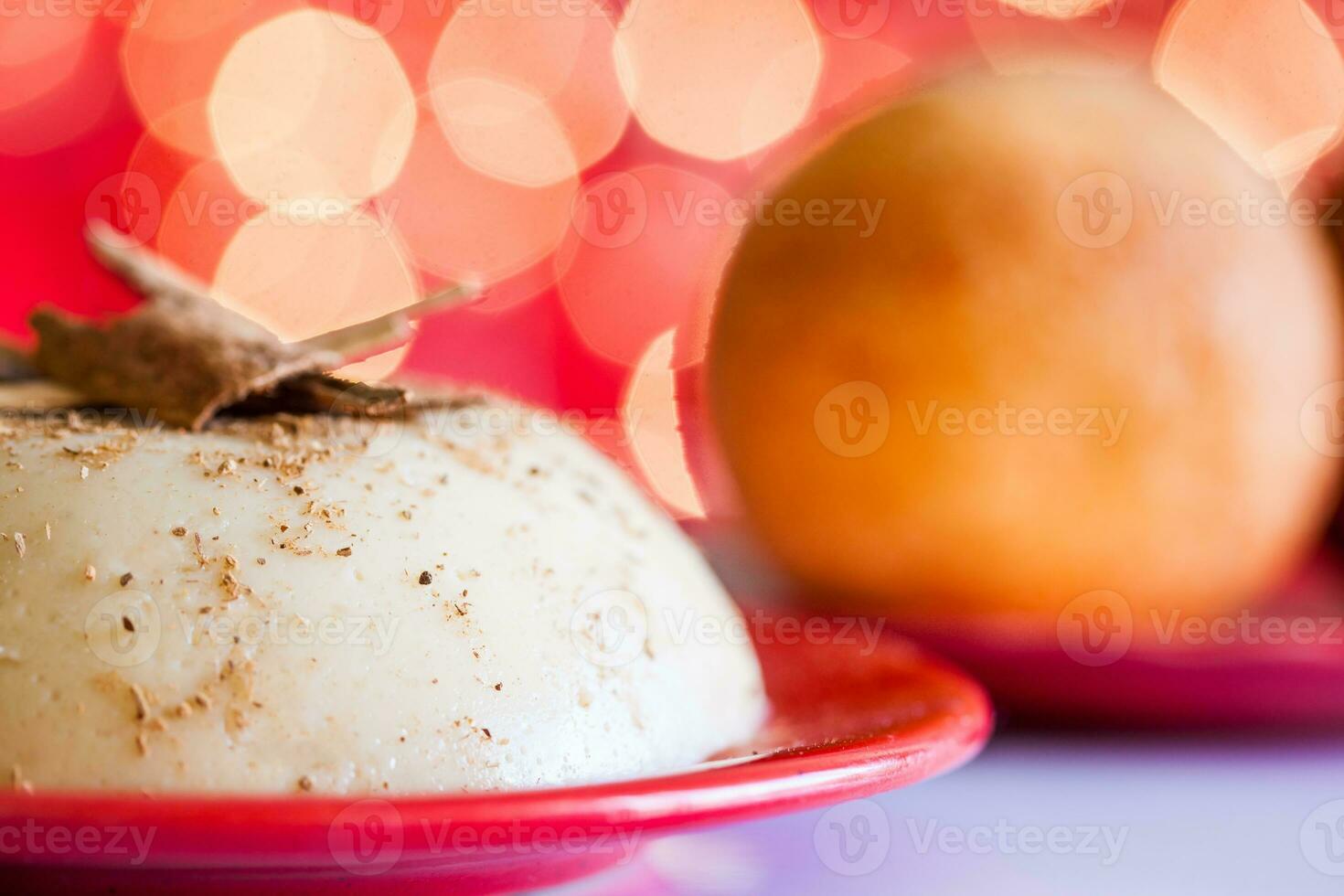 tradizionale colombiano bunuelos. in profondità fritte formaggio pane e natilla su Natale rosso sfondo foto