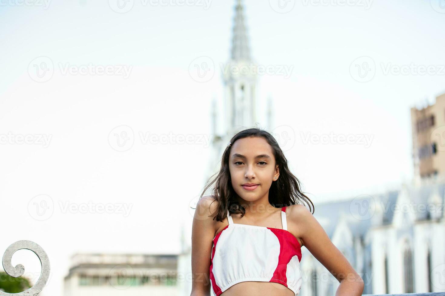 bellissimo turista ragazza a il ortiz ponte con la ermita Chiesa su sfondo nel il città di cali nel Colombia foto