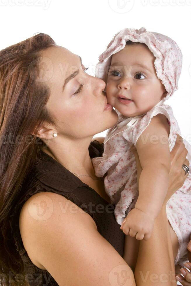 contento bellissimo giovane madre e sua bambino ragazza su bianca sfondo foto