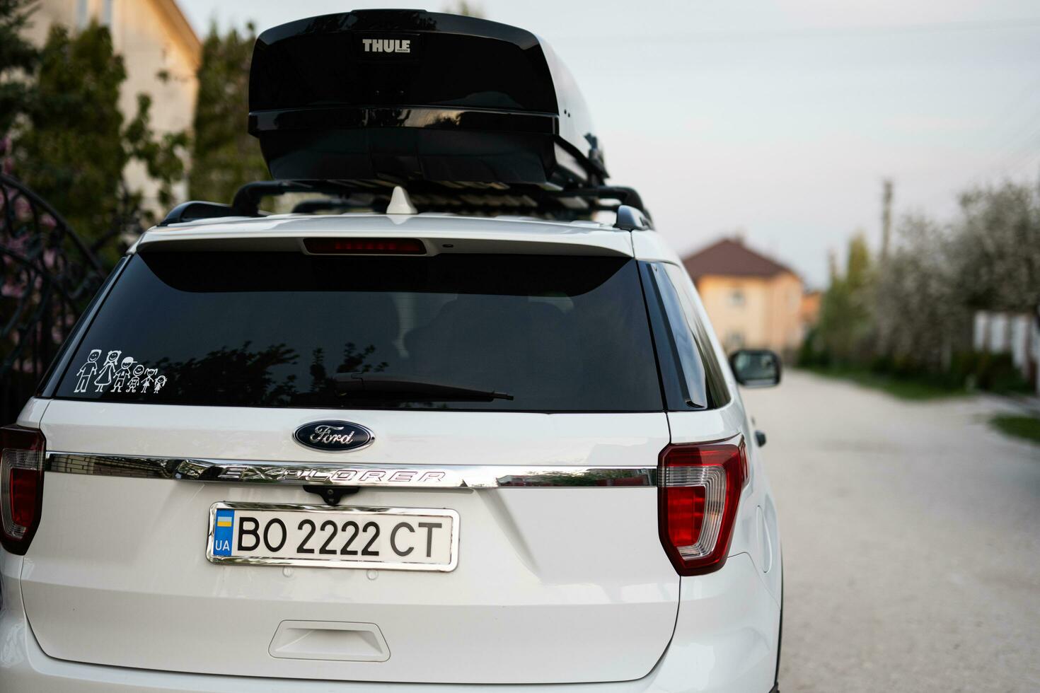 guado esploratore famiglia auto con tetto cremagliera thule movimento xxl scatola nel ucraino licenza piatti. foto