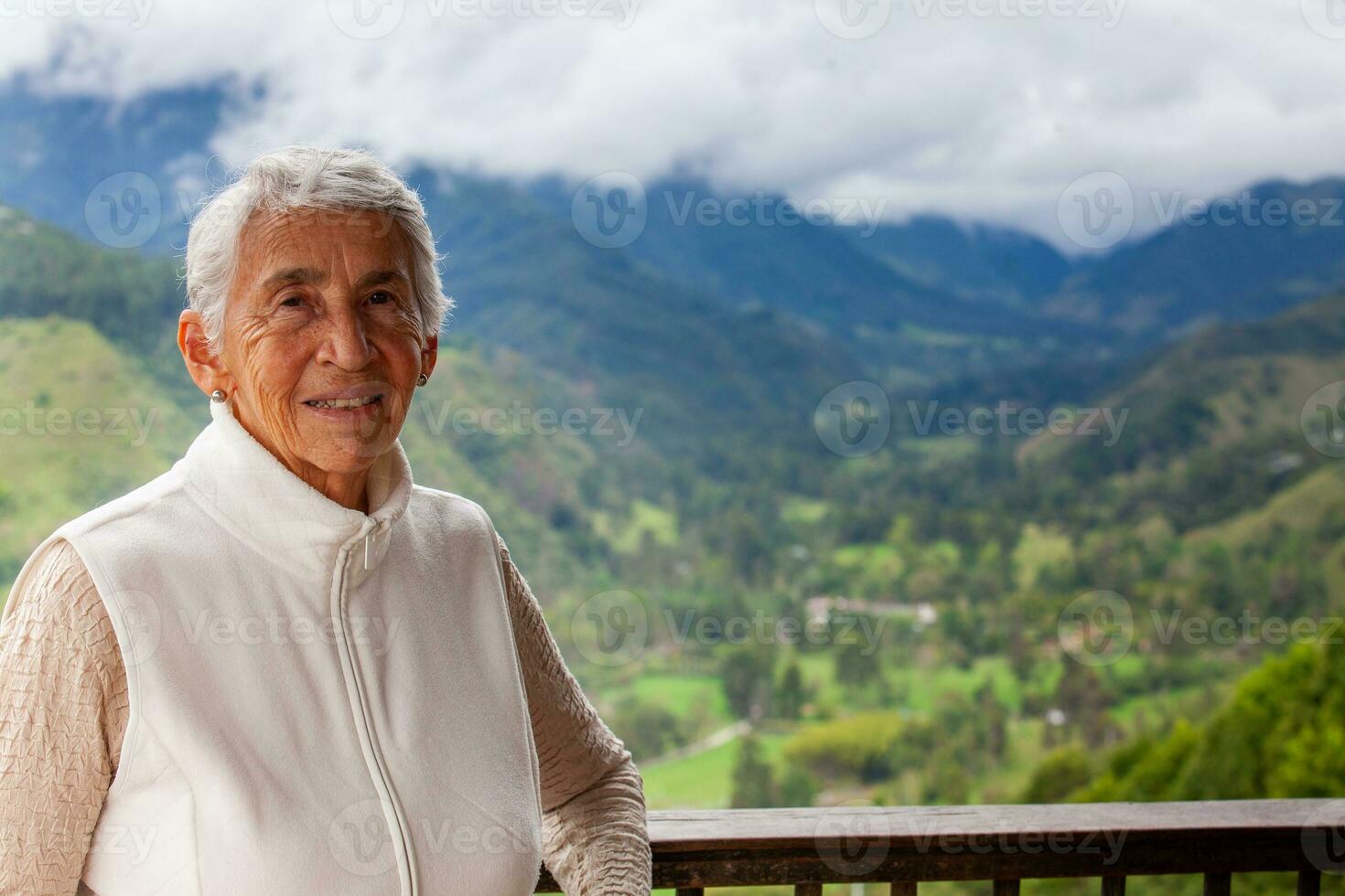 anziano donna a il bellissimo Visualizza punto al di sopra di il cocco valle nel salentino, collocato su il regione di quindio nel Colombia foto