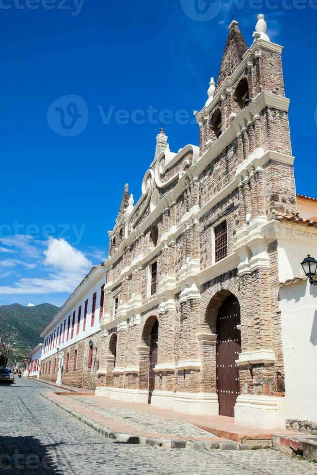 storico Santa Barbara Chiesa costruito nel 1726 a il bellissimo coloniale cittadina di Santa fe de antioquia nel Colombia foto