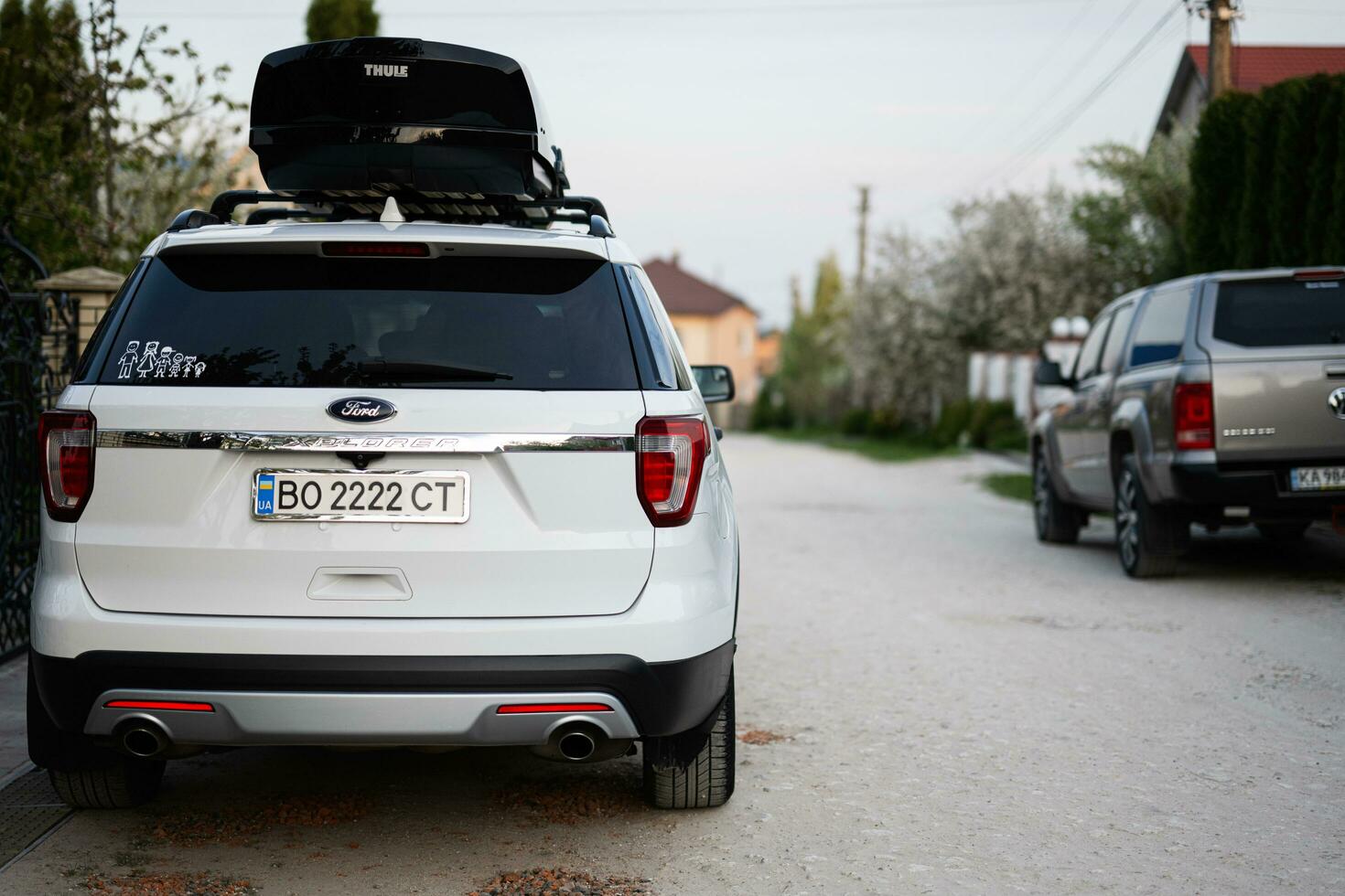 guado esploratore famiglia auto con tetto cremagliera thule movimento xxl scatola nel ucraino licenza piatti. foto