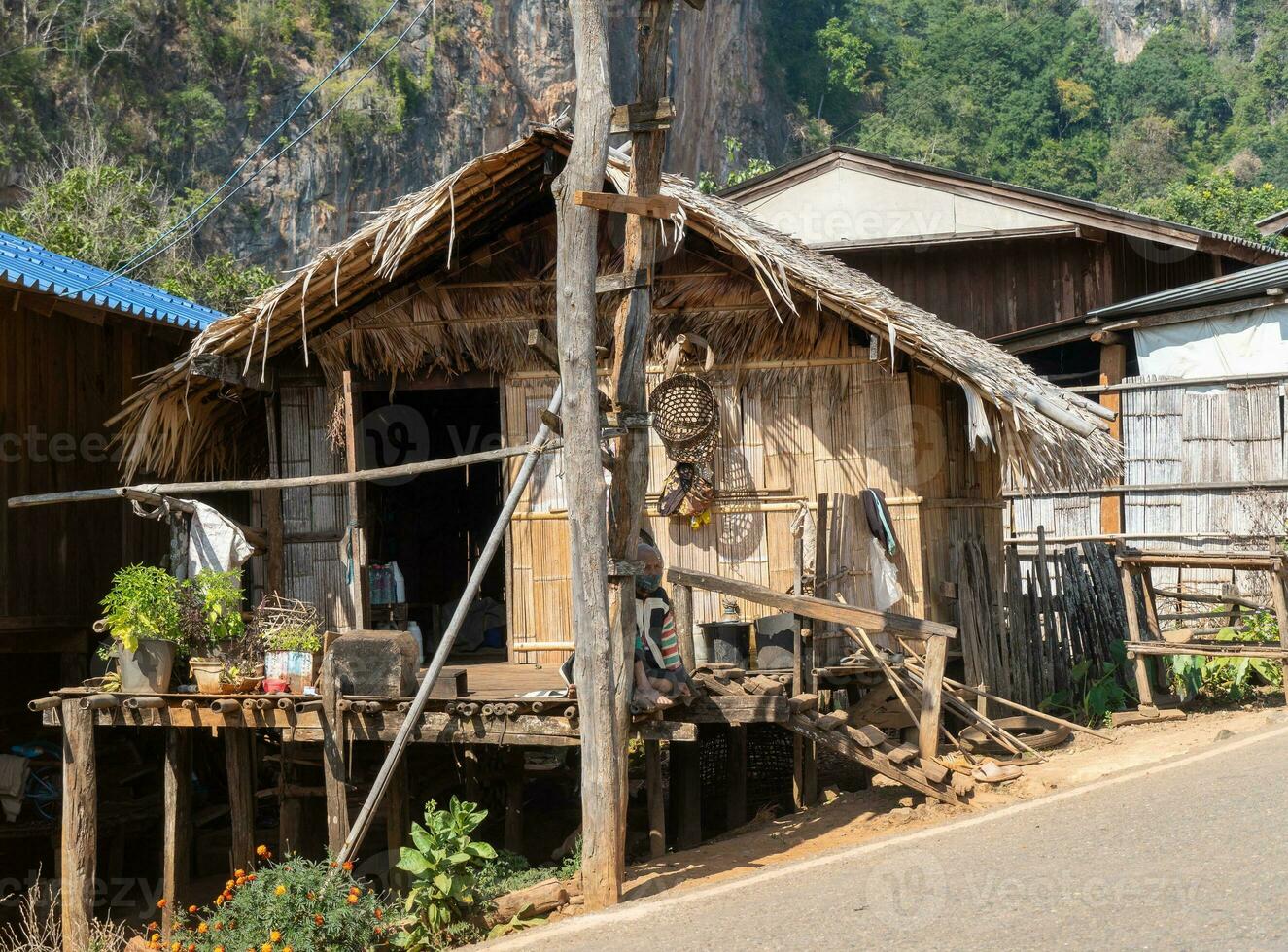 bandire habo Tailandia capanna con più vecchio donna nel tradizionale capi di abbigliamento foto