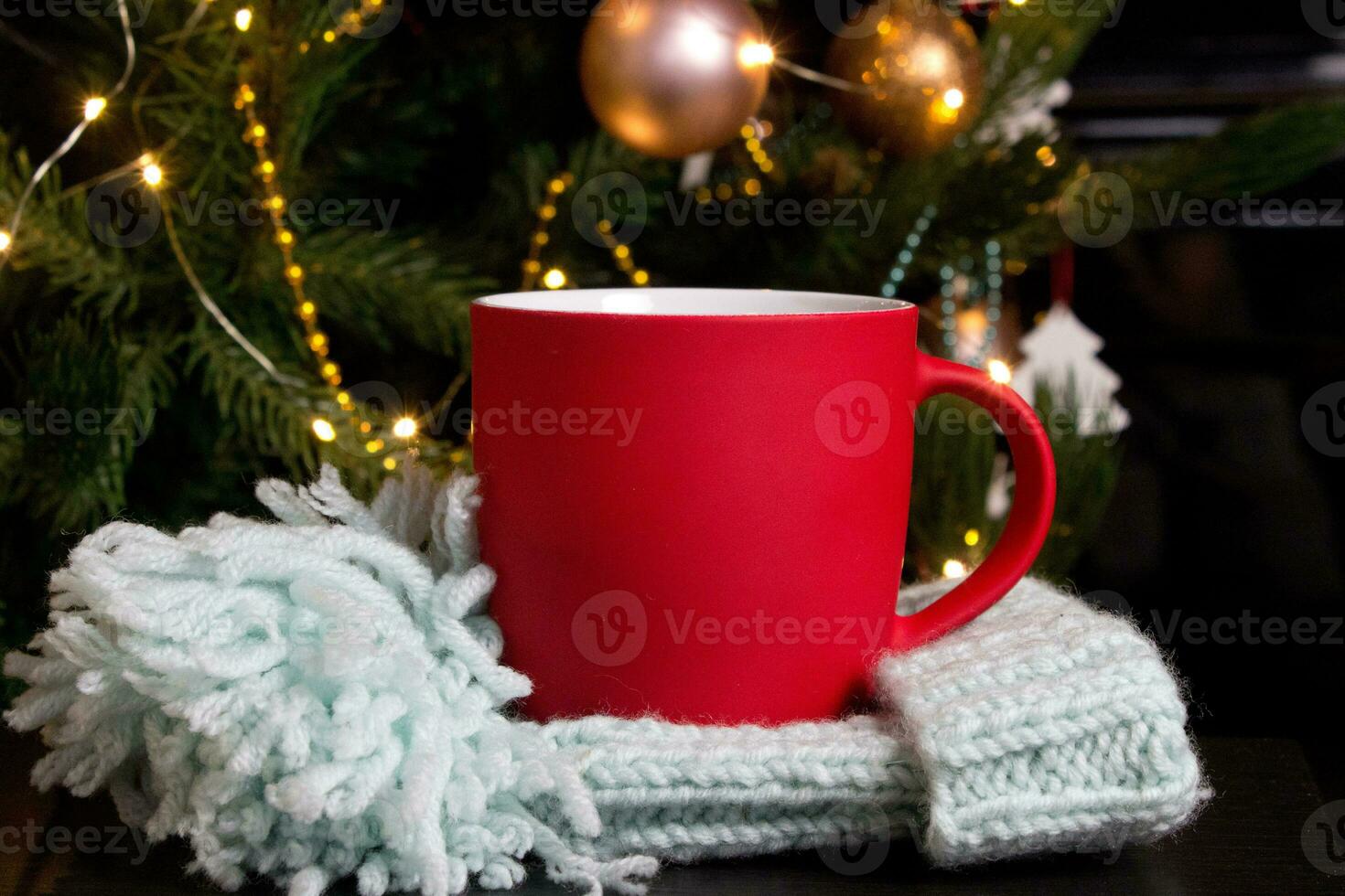 vuoto rosso boccale con Natale albero su sfondo, stuoia tè o caffè tazza con Natale e nuovo anno decorazione, verticale finto su con ceramica boccale per caldo bevande, vuoto regalo Stampa modello foto