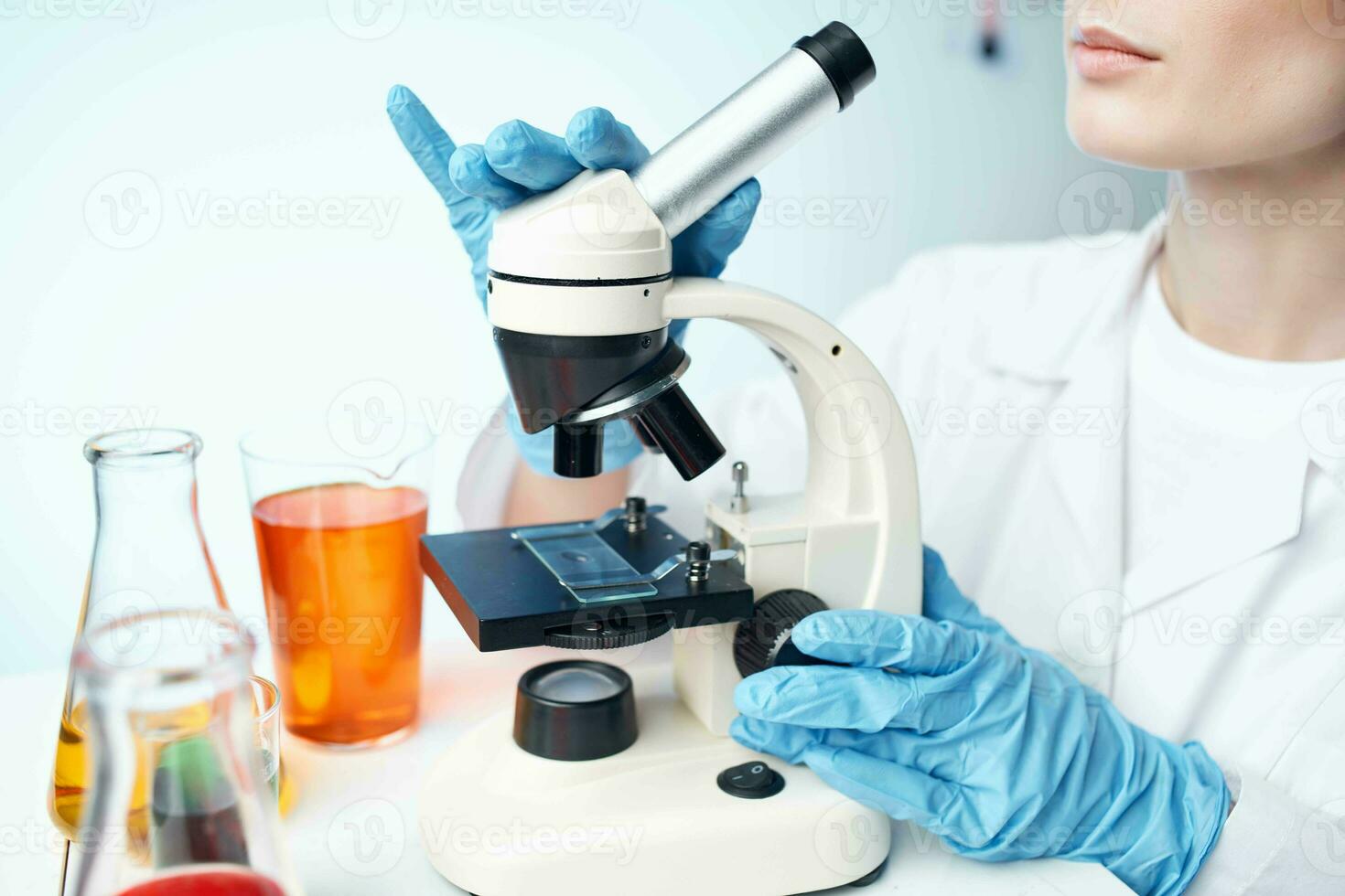 laboratorio microscopio biotecnologia analisi diagnostica foto