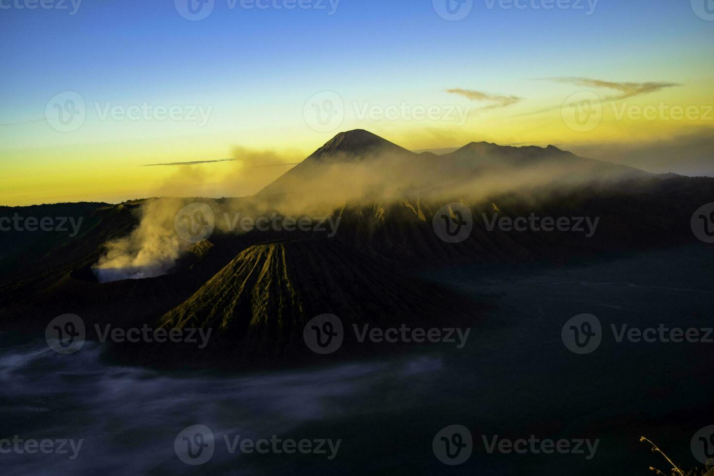 bellissimo colorato Alba al di sopra di montare bromo e selvaggio isola nel montare bromo nazionale parco foto