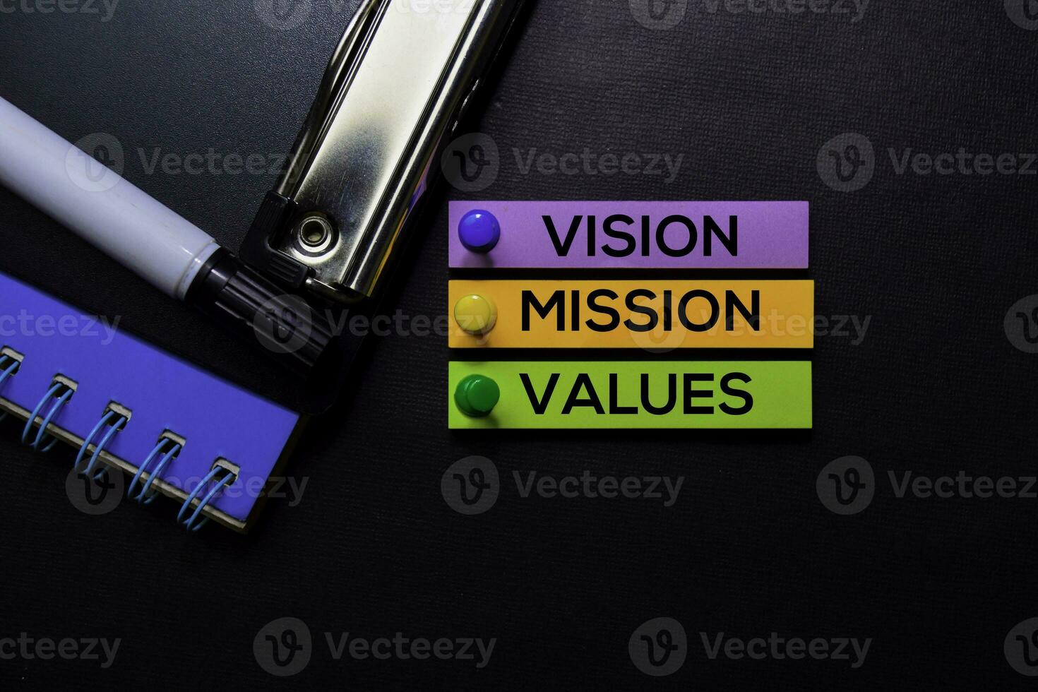 visione, missione, valori testo su appiccicoso Appunti isolato su nero scrivania. meccanismo strategia concetto foto