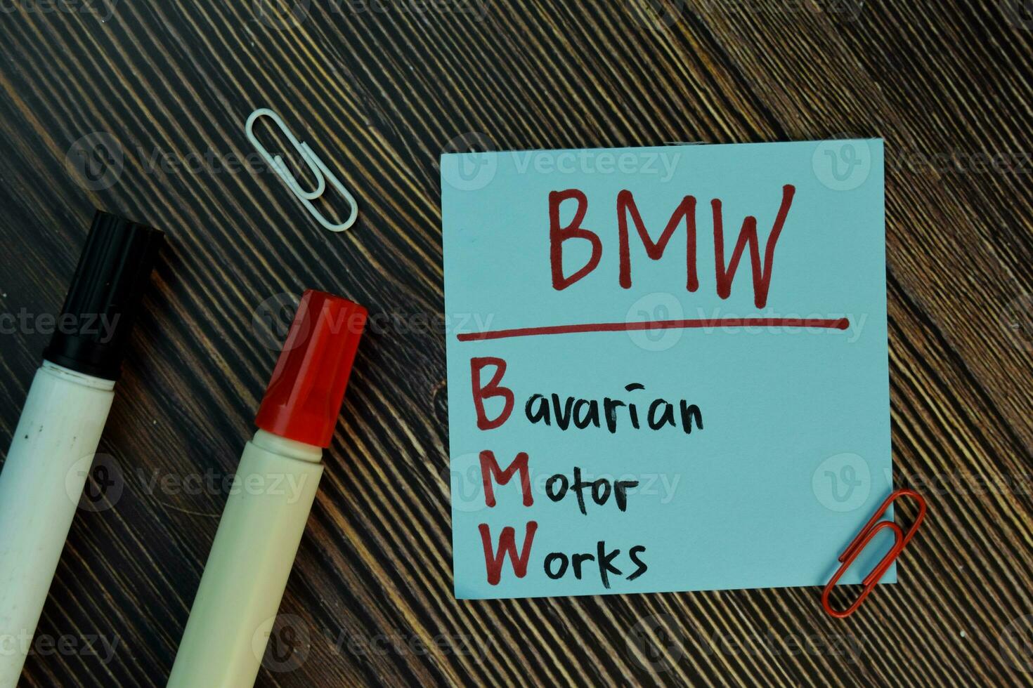 BMW - bavarese il motore lavori Scrivi su appiccicoso Appunti isolato su di legno tavolo. foto
