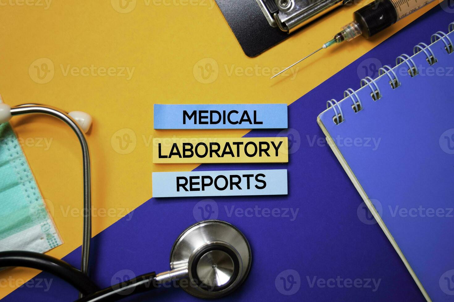 medico laboratorio rapporti testo su appiccicoso Appunti. superiore Visualizza isolato su colore sfondo. assistenza sanitaria medico concetto foto