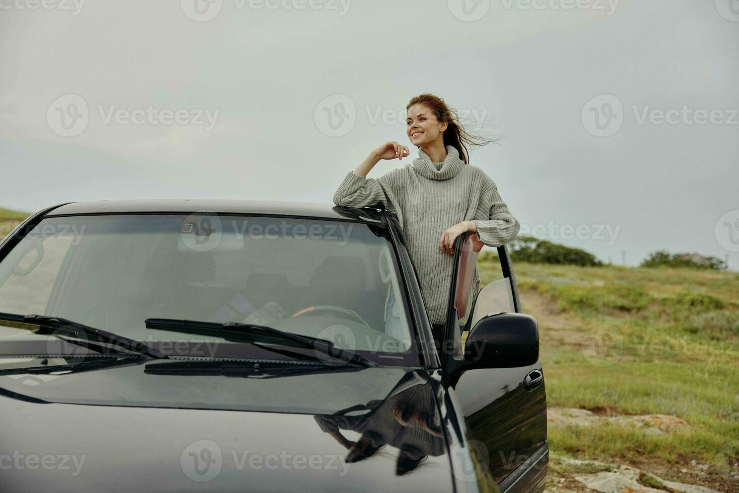 donna vicino auto viaggio natura viaggio femmina rilassante foto