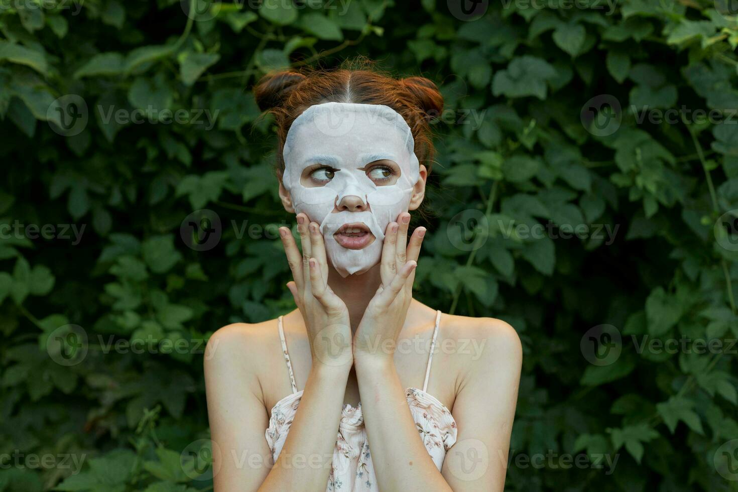 donna anti rughe maschera ,tocco il tuo viso con il tuo mani e Guarda foto