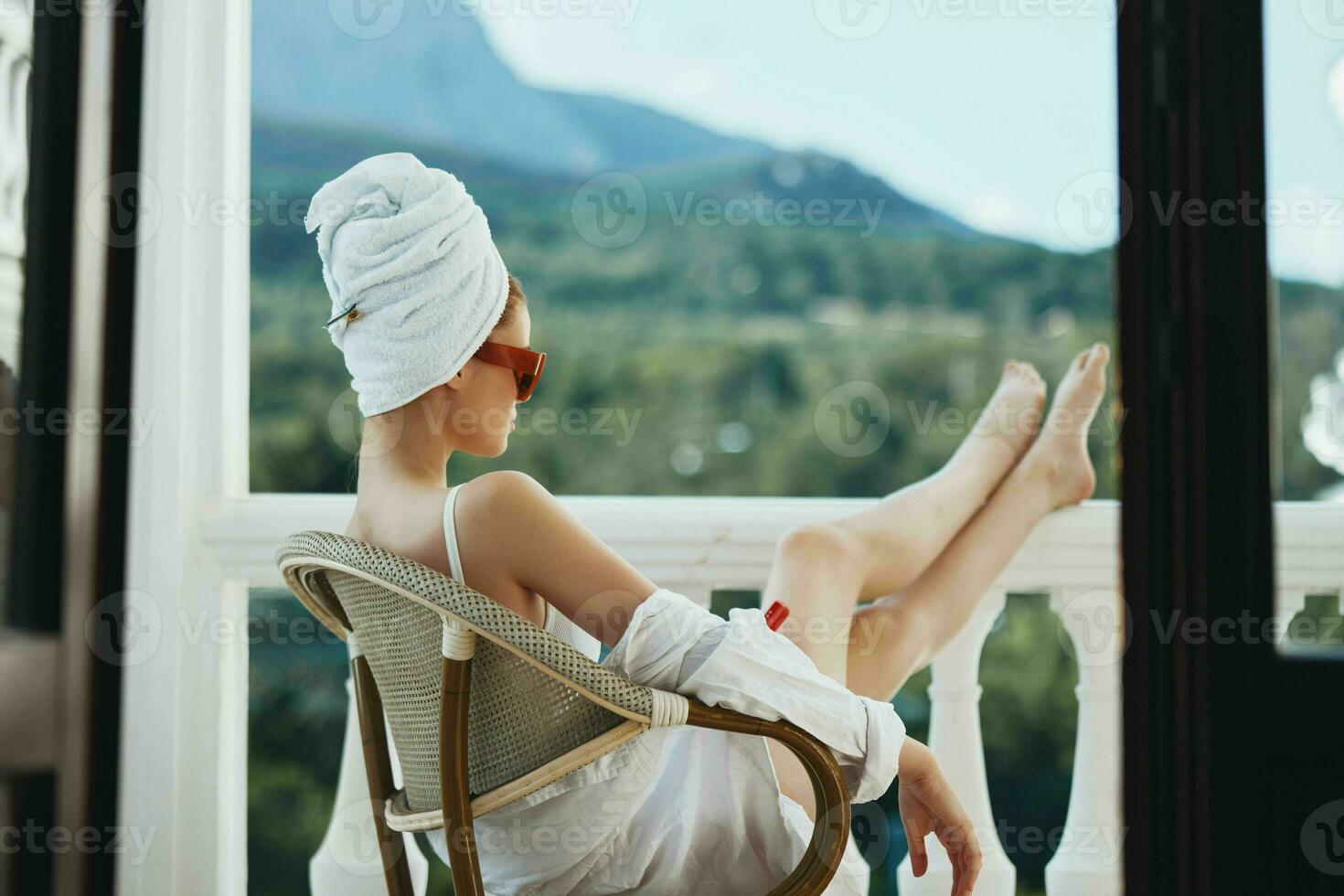 ritratto di giovane donna godendo il mattina su il balcone guardare a il mobile Telefono schermo Perfetto soleggiato mattina foto