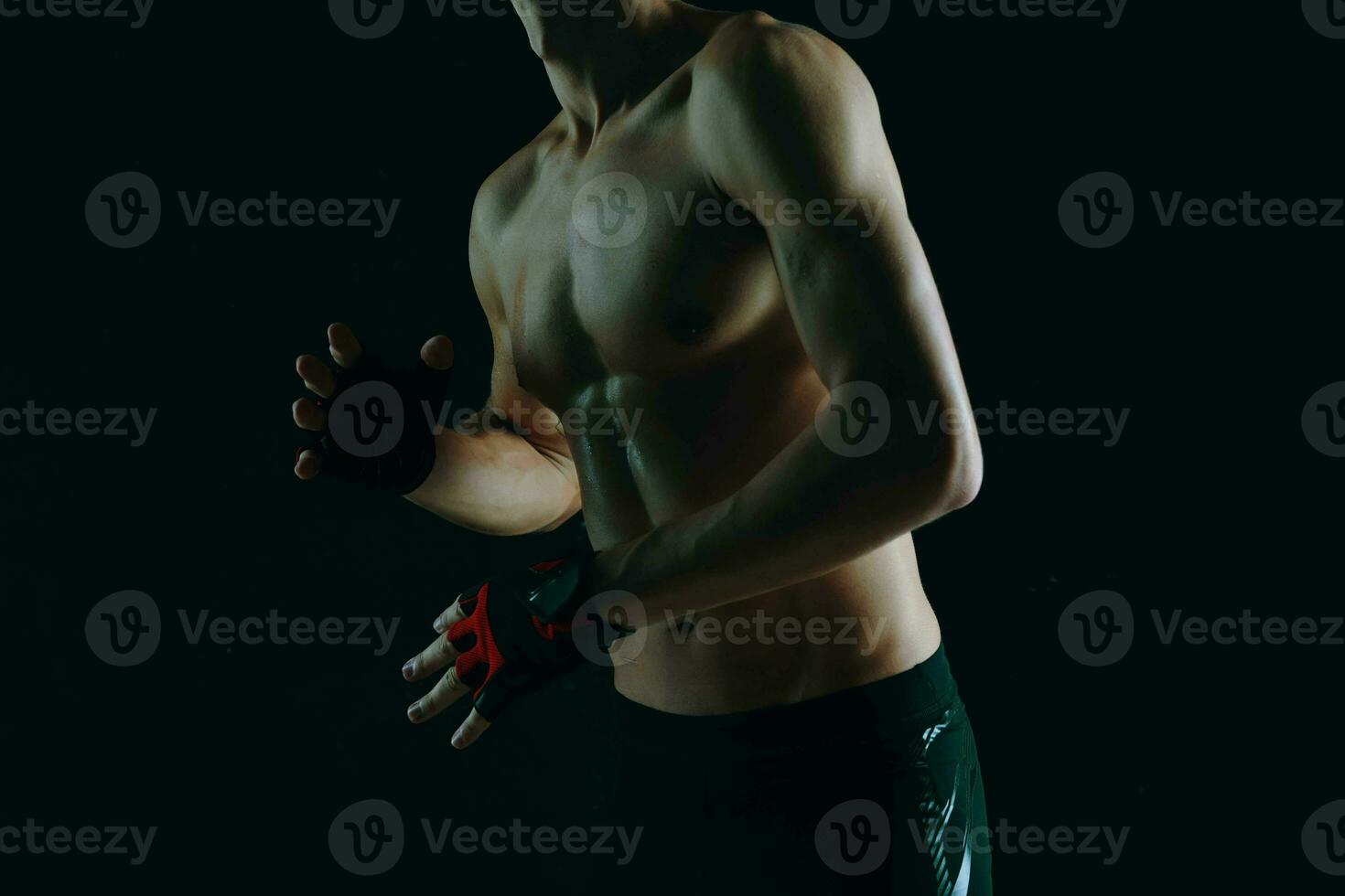 uomo con un' pompato torso allenarsi esercizio sport buio sfondo foto