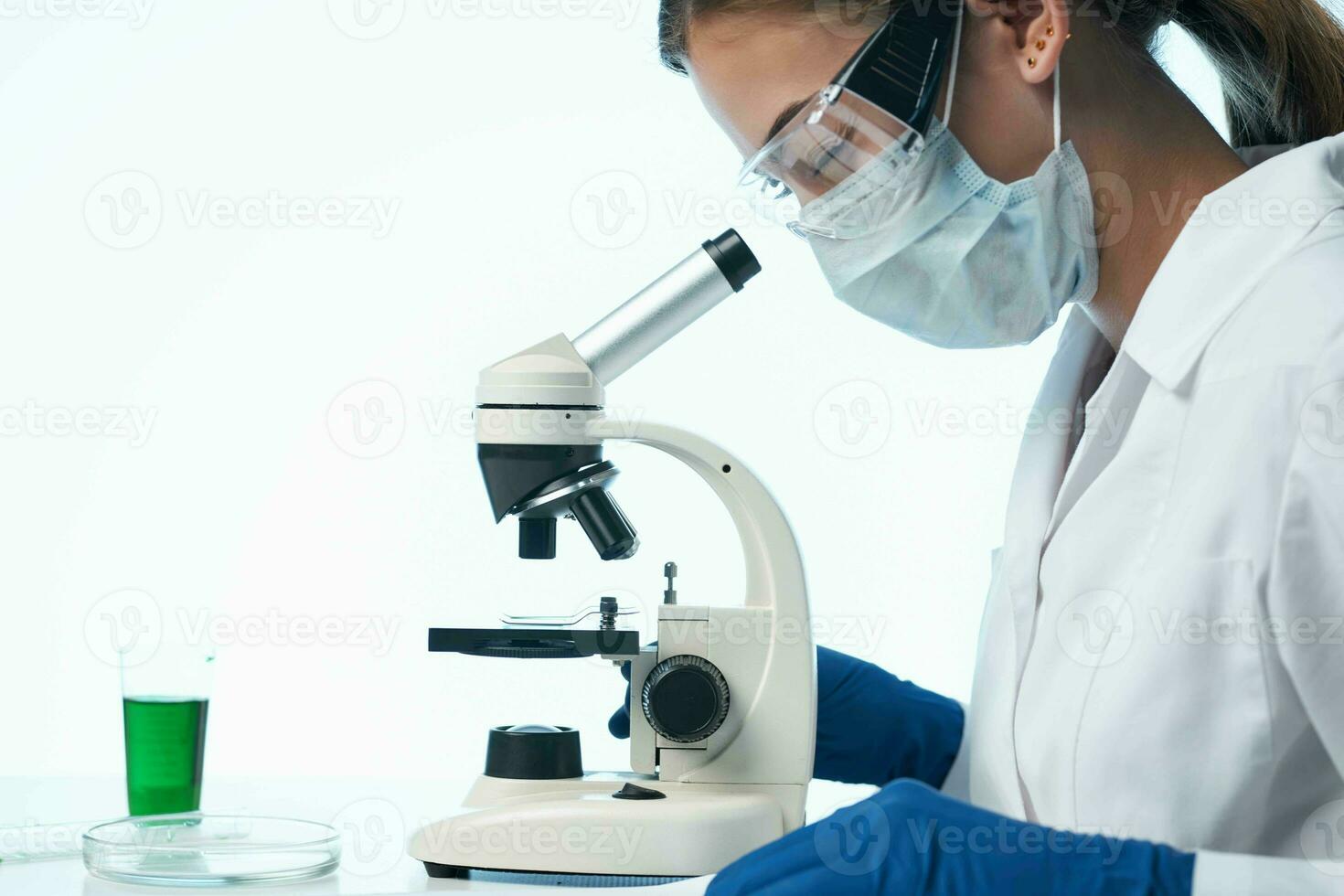 femmina medico laboratorio ricerca microscopio biotecnologia professionale foto