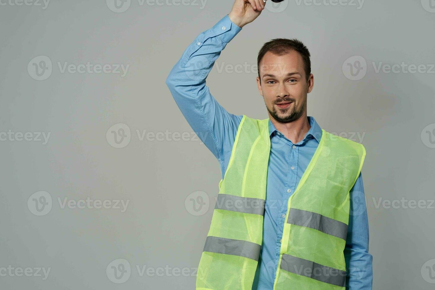 uomo nel costruzione uniforme protezione Lavorando professione leggero sfondo foto