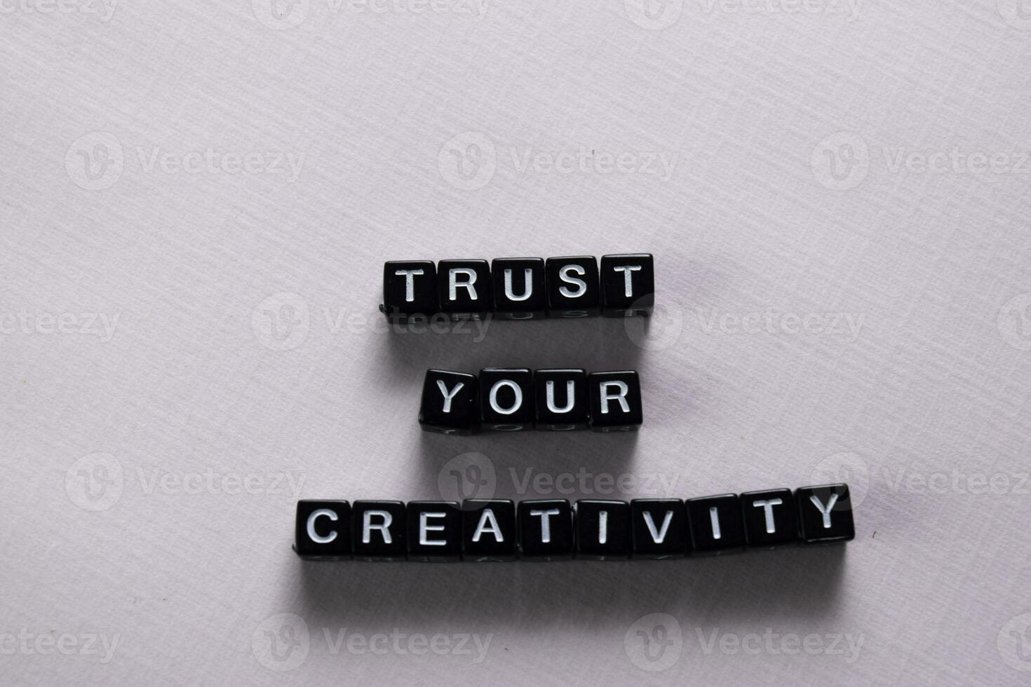 fiducia il tuo creatività su di legno blocchi. motivazione e ispirazione concetto foto
