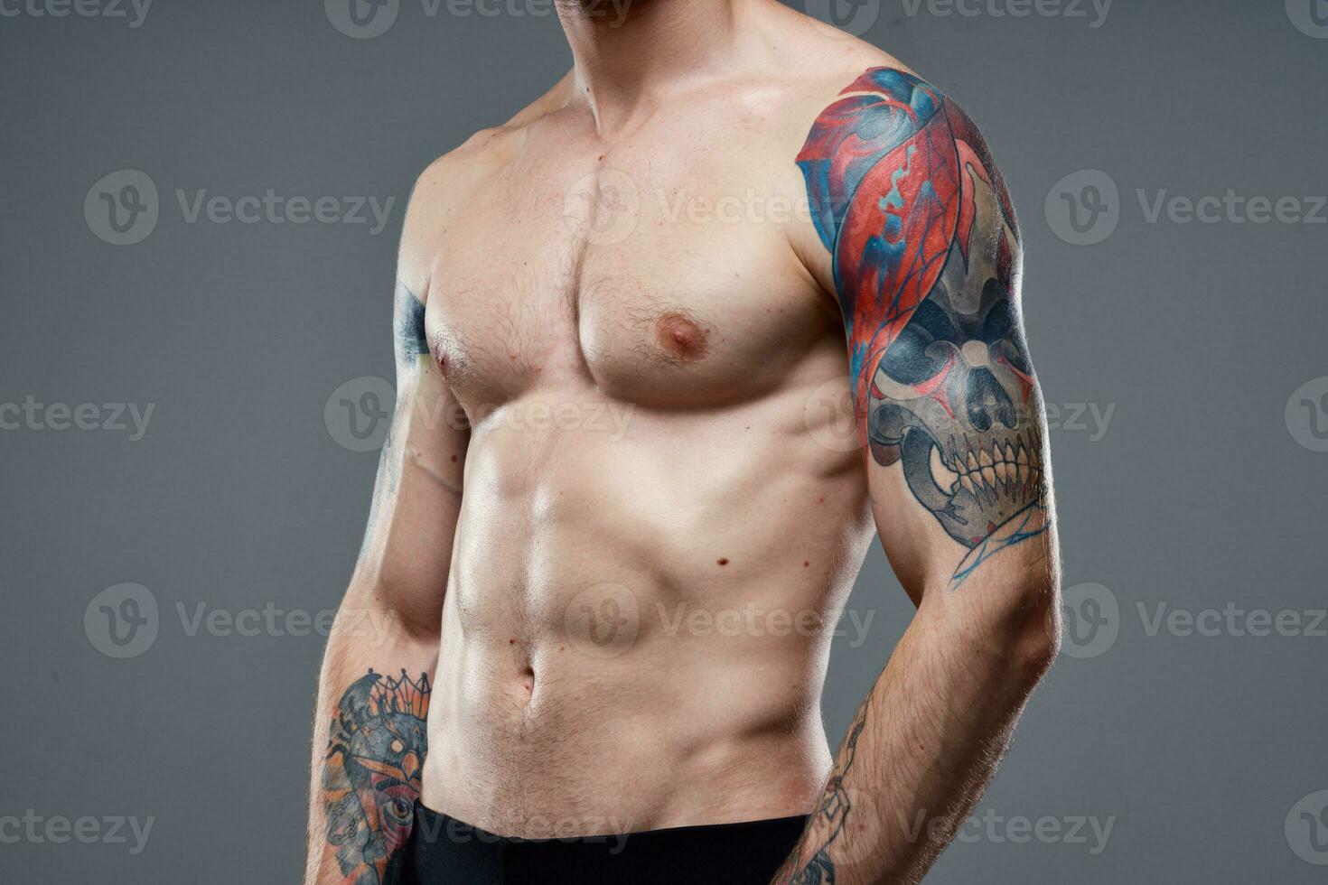 sportivo uomo con pompato su stampa tatuaggio su il suo braccia macho ritagliata Visualizza foto