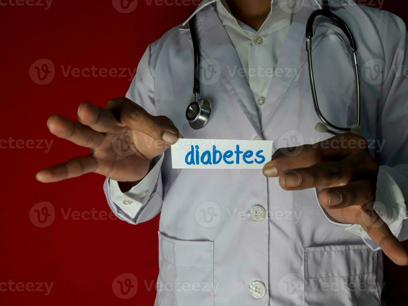 un' medico in piedi, hold il diabete carta testo su rosso sfondo. medico e assistenza sanitaria concetto. foto