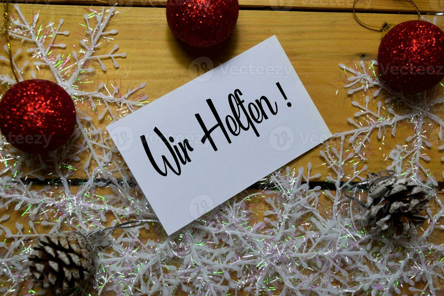 filo helfen Scrivi su bianca carta con di legno sfondo. esso si intende noi aiuto. telaio di Natale decorazione. foto