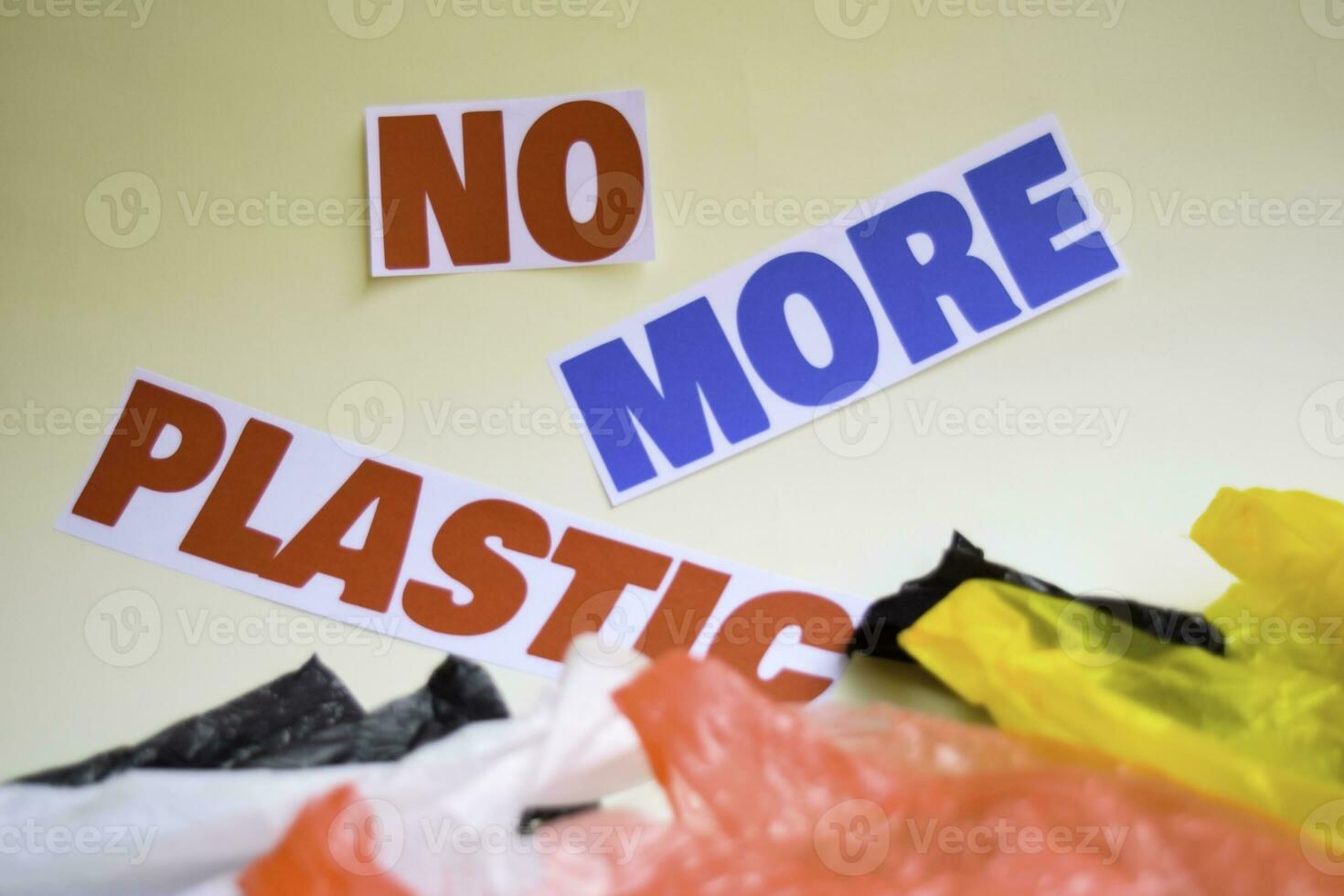 no Di Più plastica Messaggio. esso Spettacoli un' plastica con motto e selettivo messa a fuoco no Di Più plastica testo. foto