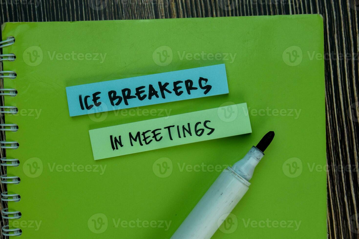 ghiaccio interruttori nel incontri Scrivi su appiccicoso Appunti isolato su di legno tavolo. foto