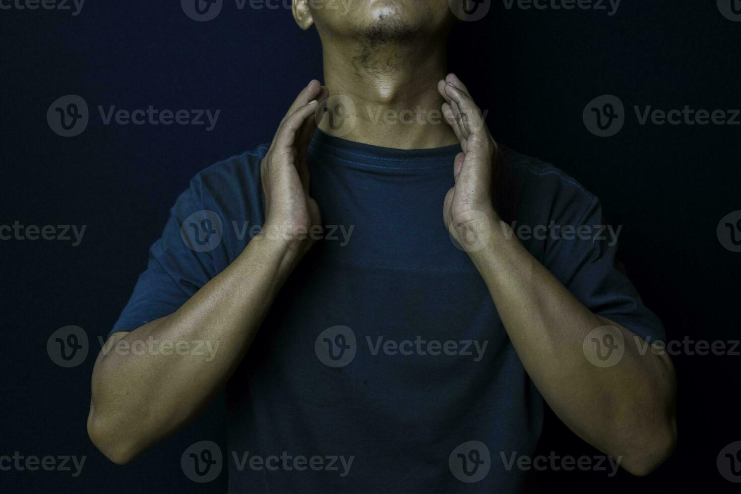 giovane uomo tiroide ghiandola di lui stesso tumore o cancro su nero sfondo. medico o assistenza sanitaria concetto foto