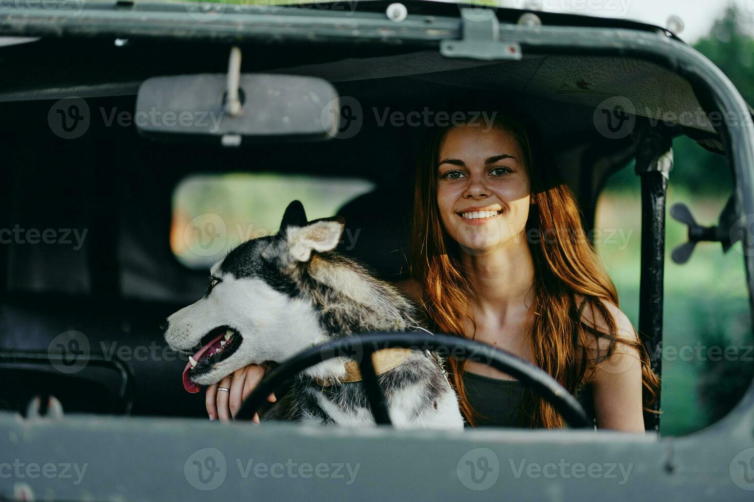 donna e rauco cane felicemente in viaggio nel auto Sorridi con denti autunno camminare con animale domestico, viaggio con cane amico abbracci e balli foto