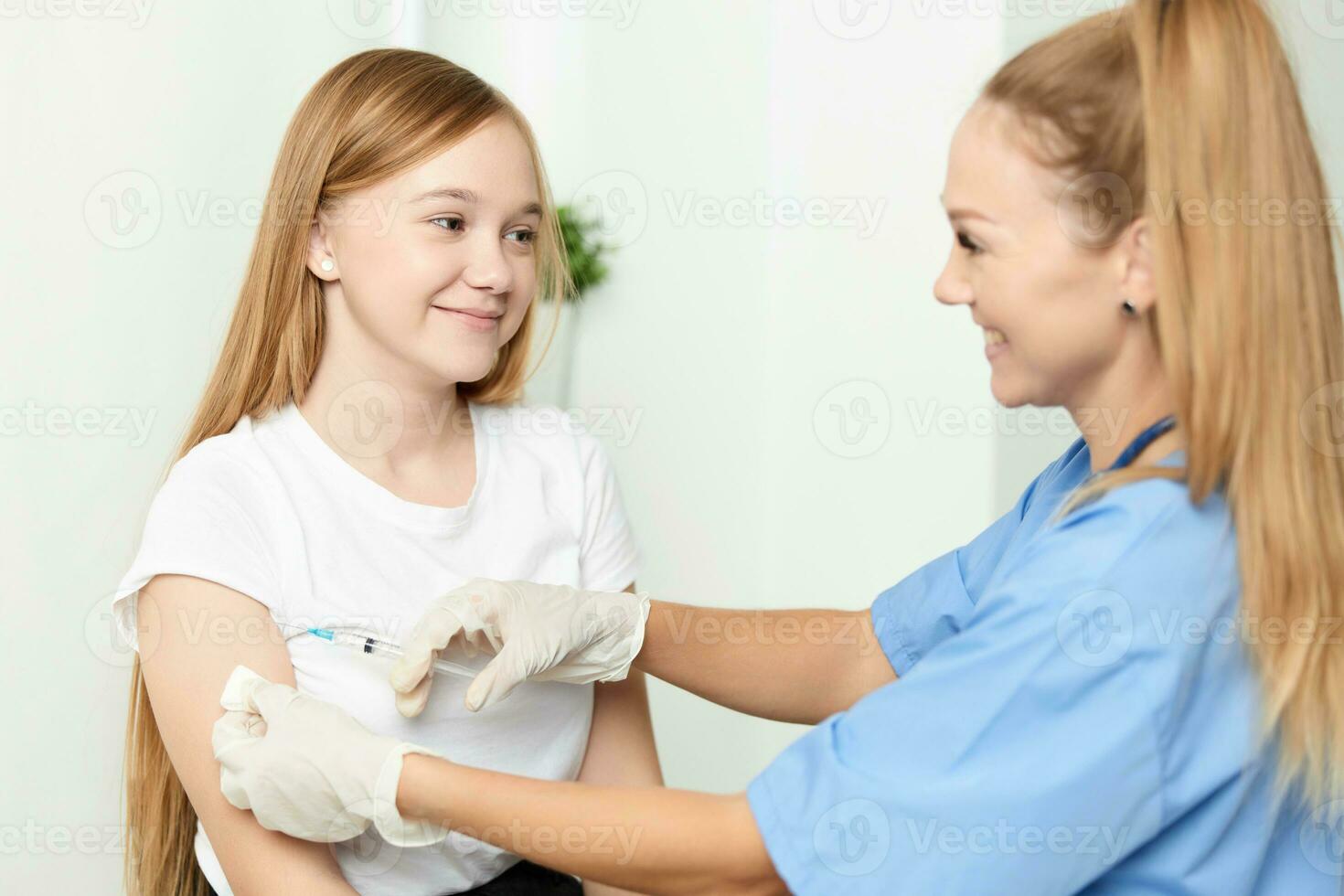 donna medico dando un' bambino un' ragazza un iniezione nel il braccio covid foto