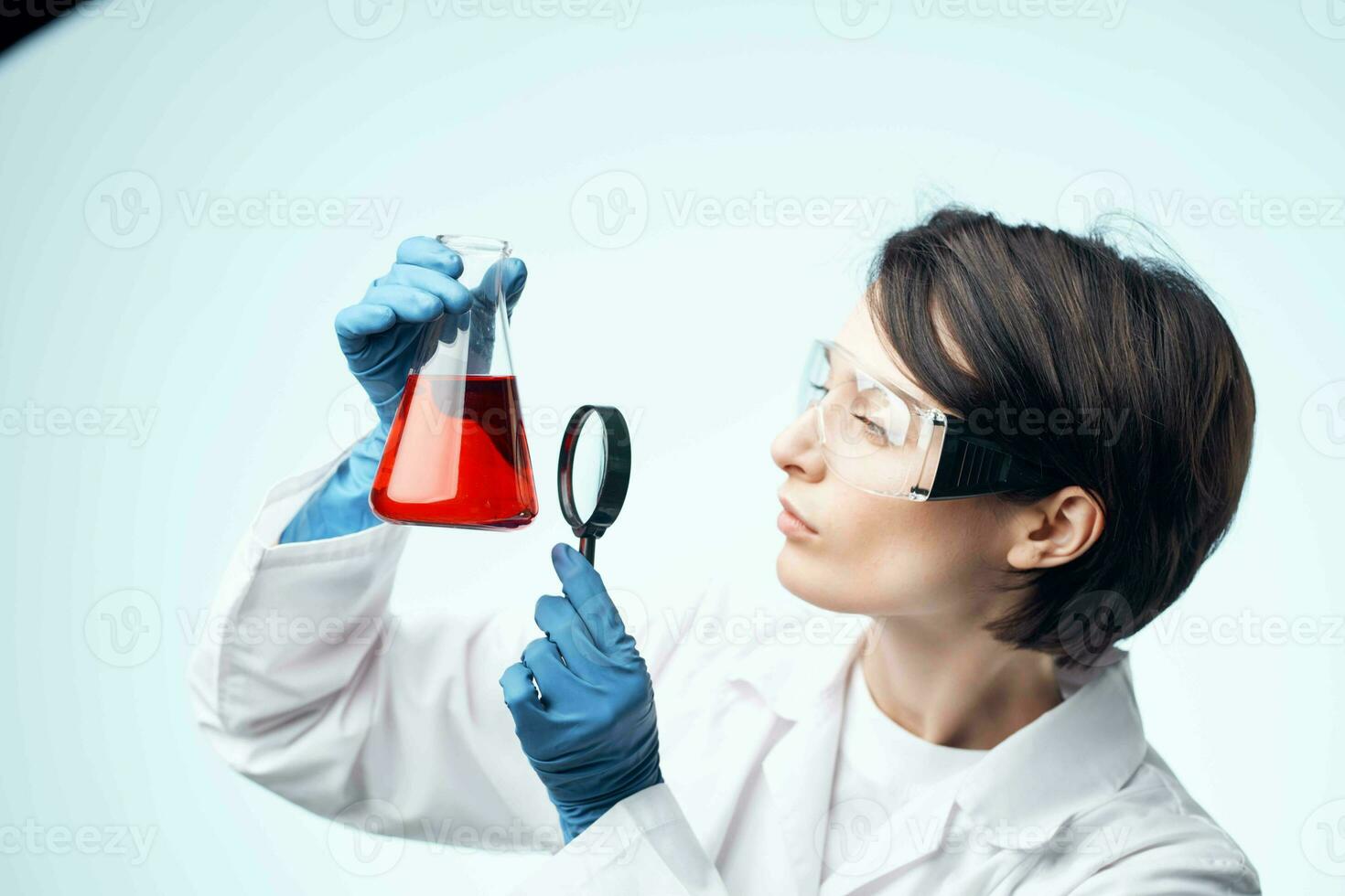 femmina laboratorio assistente guardare a un' microscopio tecnologia ricerca foto