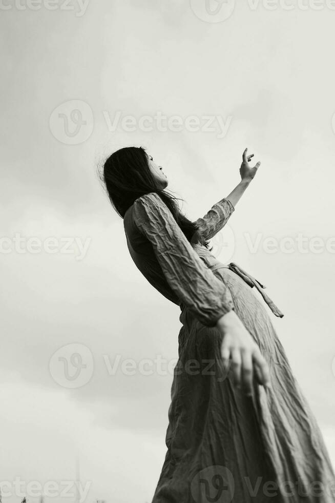 attraente donna nel vestito drammatico stile emozioni in posa stile di vita foto