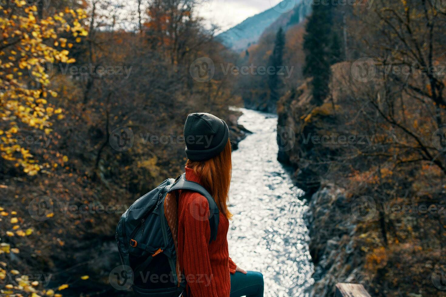 donna escursionista fiume paesaggio viaggio il computer portatile avventura foto