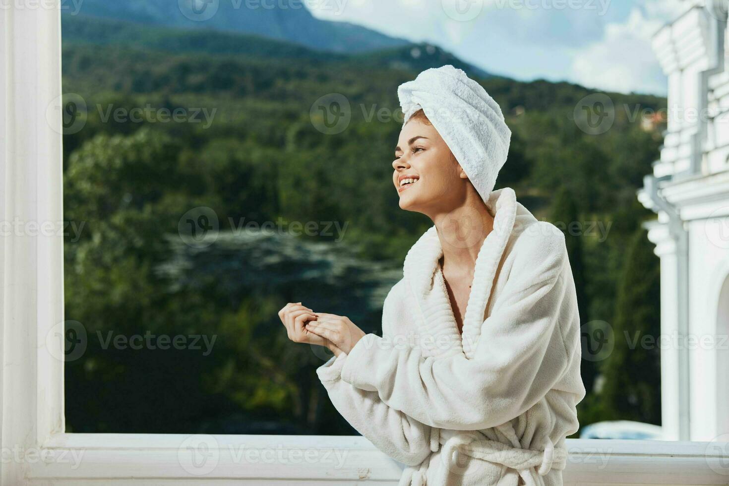 bellissimo donna bene umore mattina montagne paesaggio rilassamento concetto foto