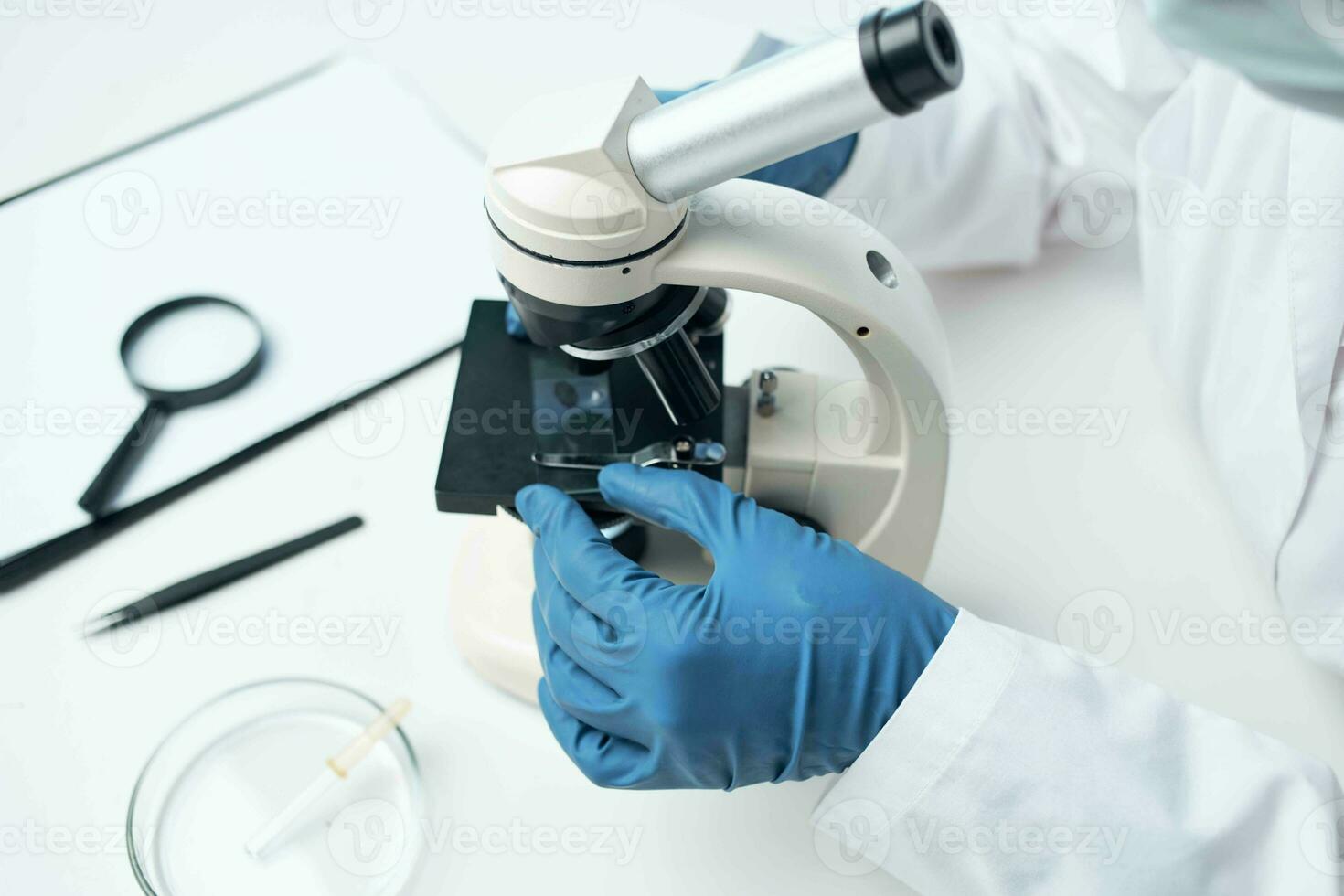 microscopio laboratorio ricerca diagnostica microbiologia foto