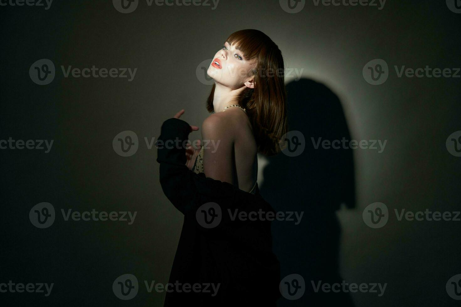 davanti Visualizza rilassato donna brillante maglietta buio camera ritagliata Visualizza foto