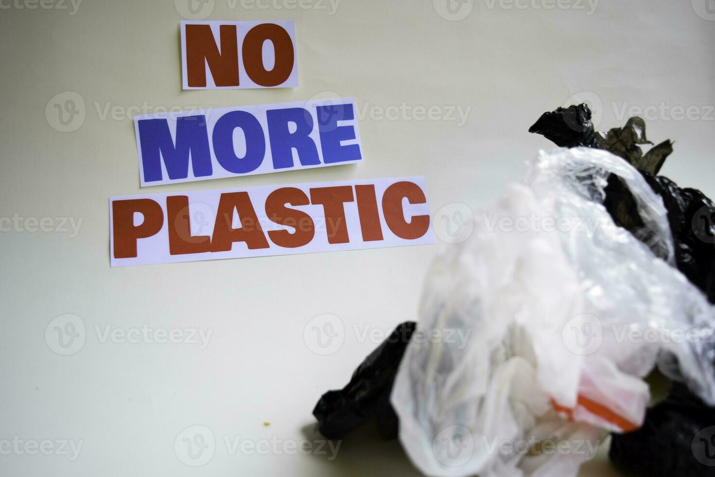 no Di Più plastica Messaggio. esso Spettacoli un' plastica con motto e selettivo messa a fuoco no Di Più plastica testo. foto