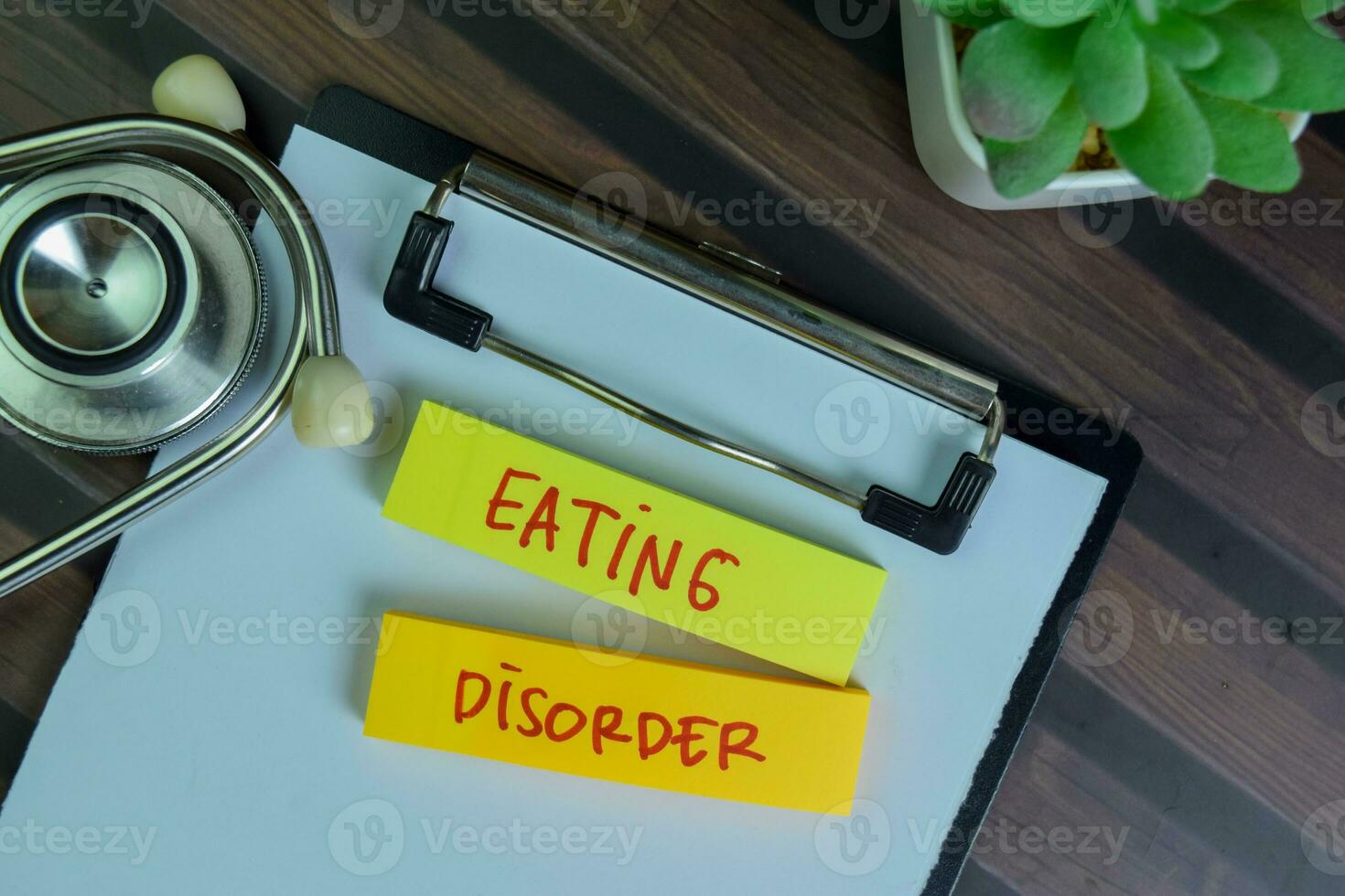 mangiare disturbo Scrivi su appiccicoso Appunti isolato su di legno tavolo. foto