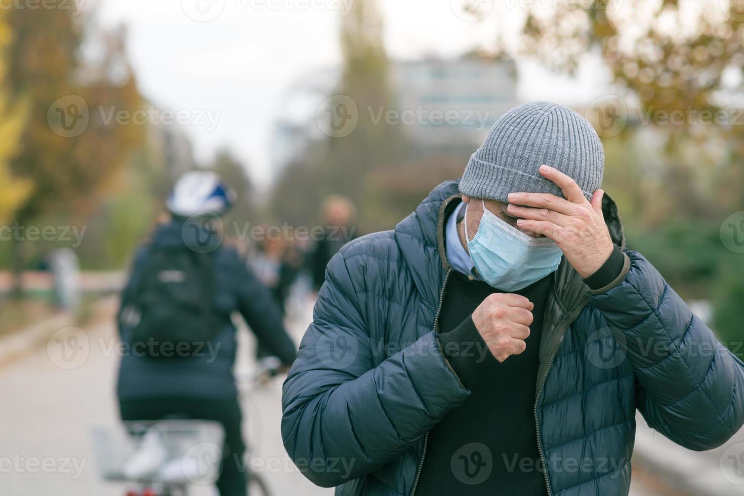 modo errato di starnutire o tossire foto