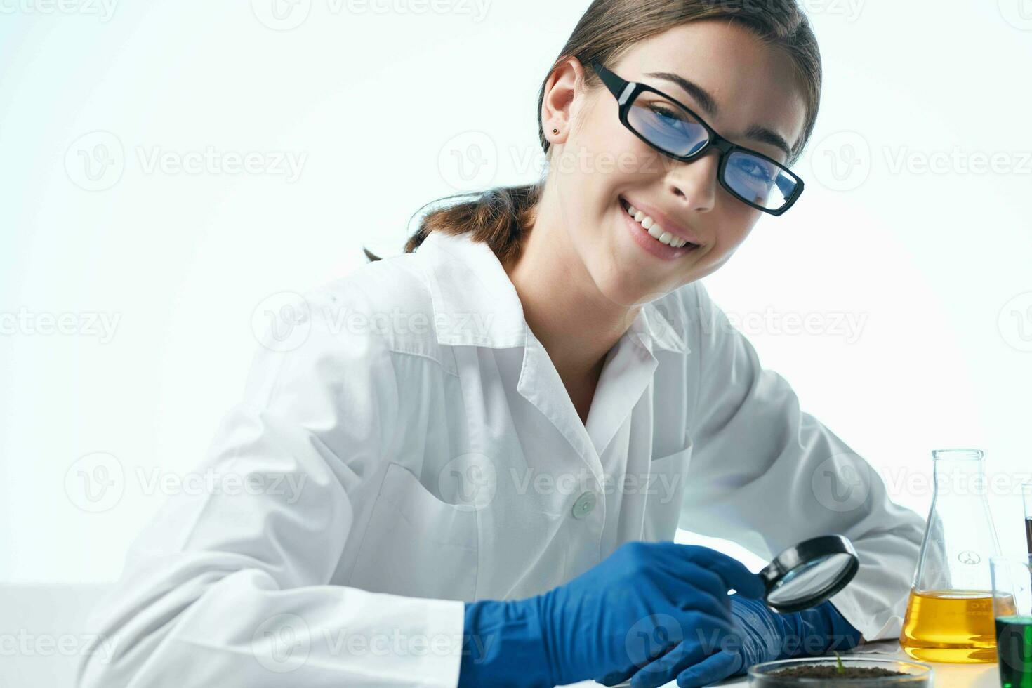 laboratorio assistente a il suo scrivania ricerca microbiologia tecnologia foto