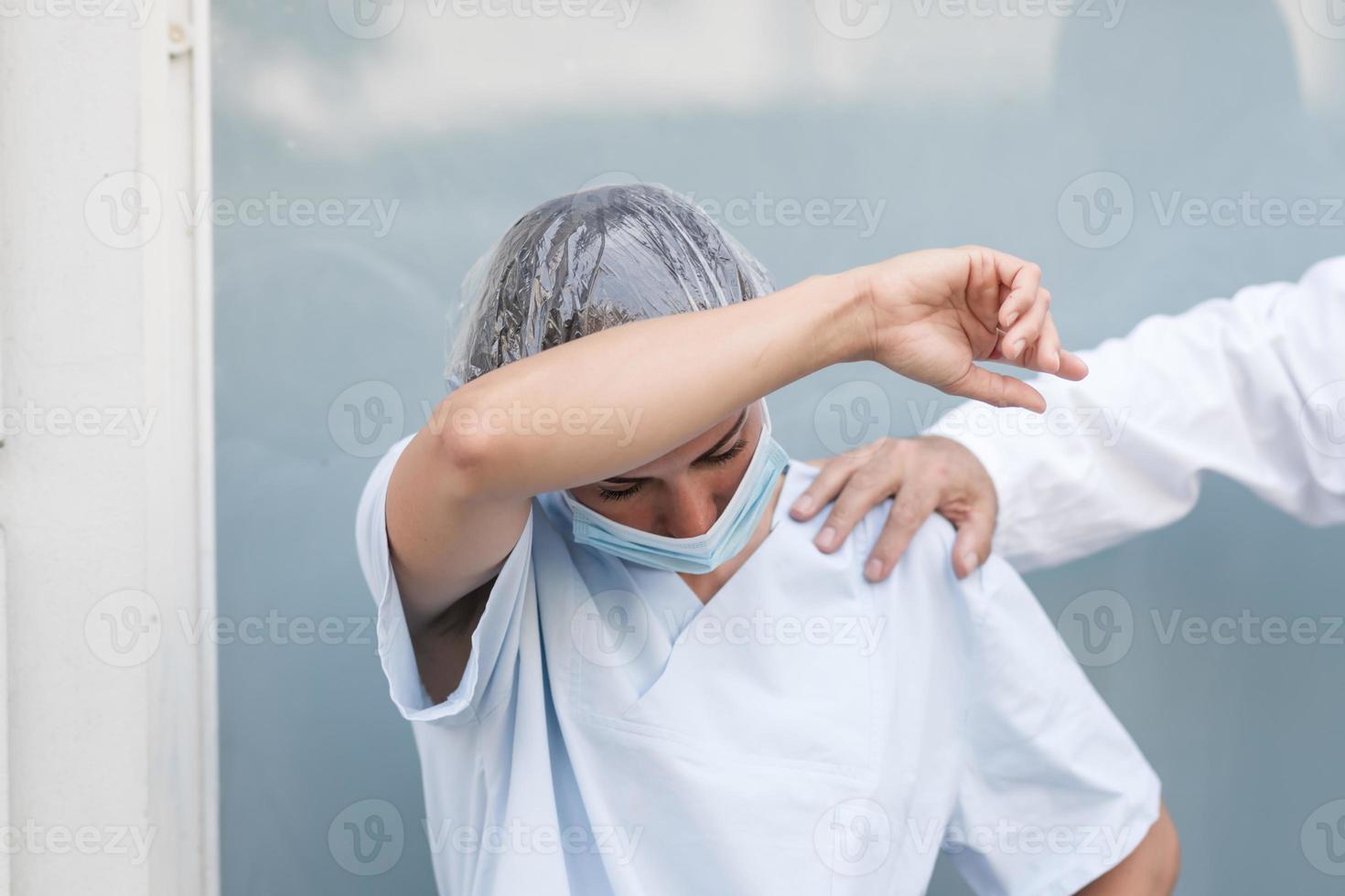 infermiera che lavora in condizioni di stress foto