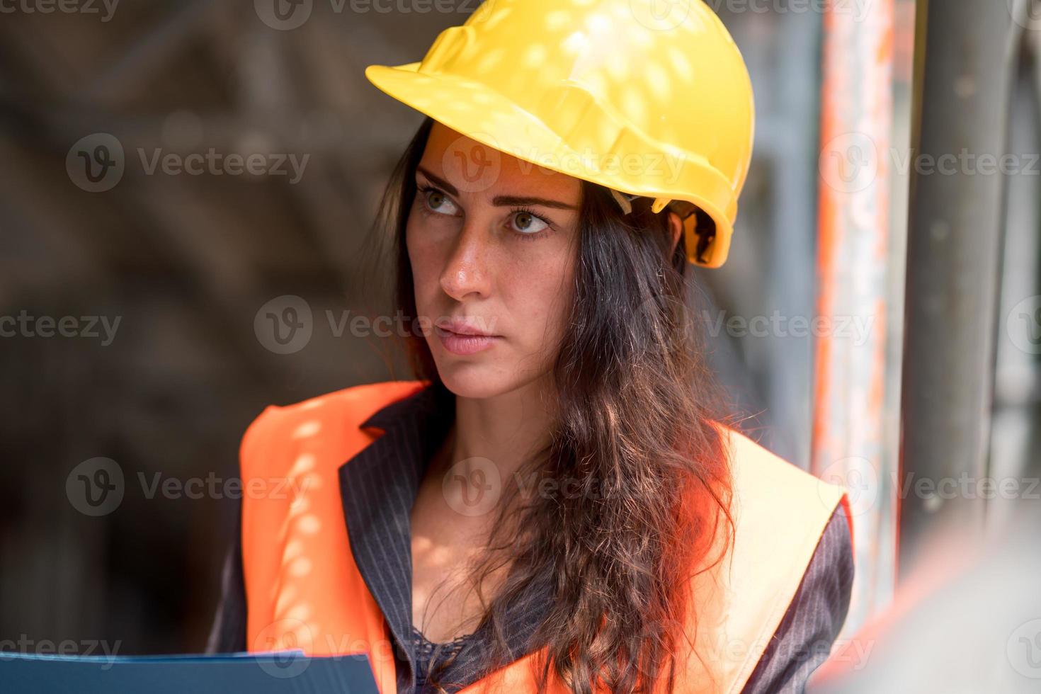 ingegnere donna intenta al lavoro foto