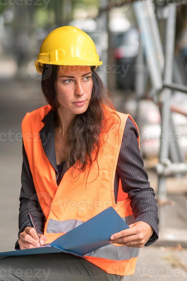 operaio edile femminile apprendista foto